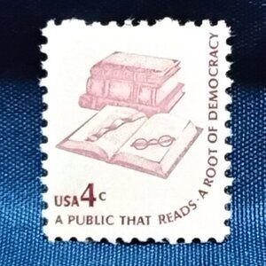 Uncirculated USA 1977 A Public that Reads: A Root of Democracy 4 Cent Stamp!!